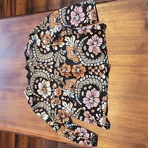 Womens H&M size 6- flowery blouse, 3 quarter sleeves and cropped fit.